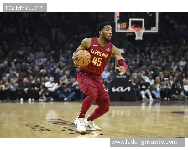 米切尔短暂出战18分钟表现平平贡献7分1板2助2断展现潜力