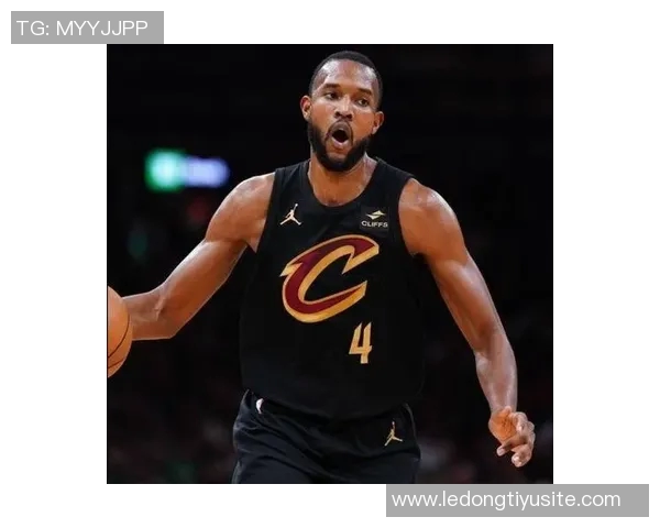 莫布里上半场表现出色三投三中贡献八分三板两助攻助力球队攻势